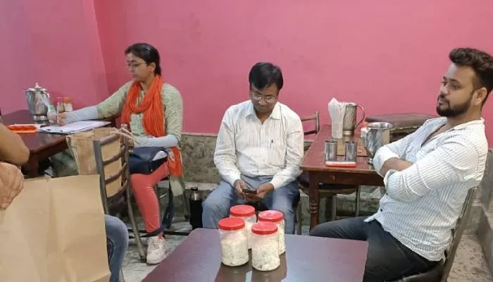 बहराइच: फूड विभाग की टीम ने होटलों पर की छापेमारी, जांच के लिये भेजा सैंपल