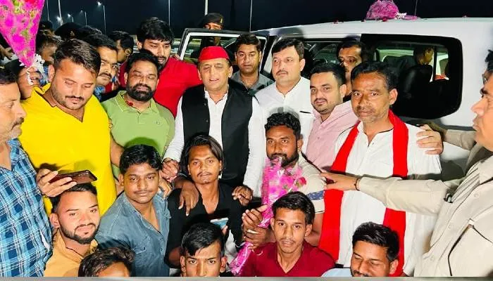 बाराबंकी: आजमगढ़ से लौट रहे अखिलेश यादव का हैदरगढ़ में कार्यकर्ताओं ने किया जोरदार स्वागत