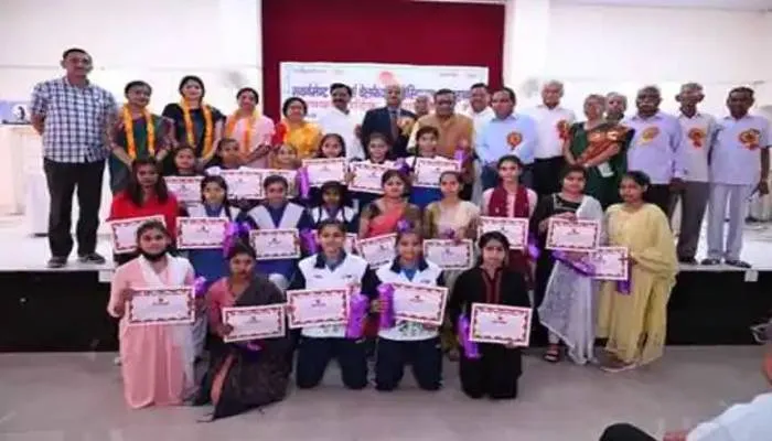 प्रयागराज: 80 वर्ष से अधिक आयु के 13 पेंशनरों का हुआ सम्मान