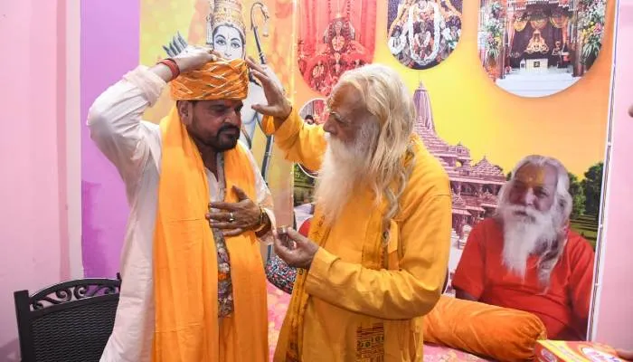 राज ठाकरे की अयोध्या यात्रा से पहले सांसद बृजभूषण ने साधु-संतों से मुलाकात कर मांगा समर्थन, उत्तर भारतीयों से की यह बड़ी अपील