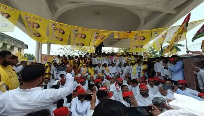 सुभासपा प्रमुख ओपी राजभर समर्थकों के साथ बैठे धरने पर, सपा के वरिष्ठ नेता भी मौजूद, जानिये क्या है मामला