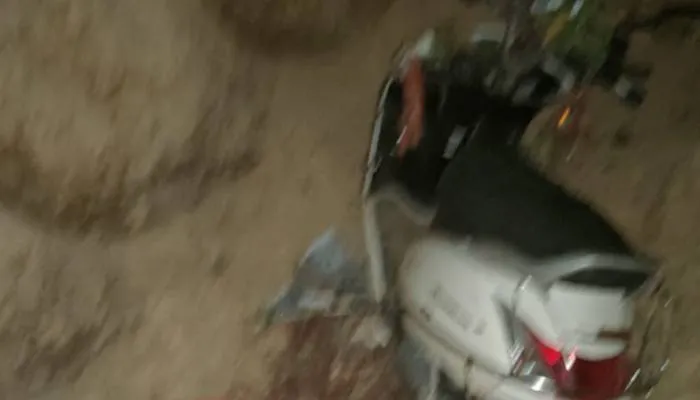 अयोध्या: तेज रफ्तार स्कूटी गड्ढे में गिरी, पिता-पुत्र की दर्दनाक मौत, दामाद गंभीर