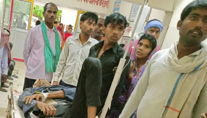 बाराबंकी: बाइक सवार को टक्कर मारने के बाद गड्ढे में गिरी बोलेरो, छह घायल, दो की हालत गंभीर