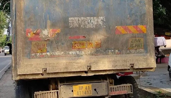 बाराबंकी: मिट्टी से लदे डंपर से कुचलकर मां-बेटे की दर्दनाक मौत, पति गंभीर