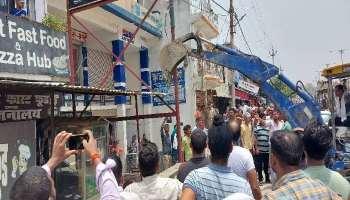 बाराबंकी: हैदरगढ़ में लखनऊ-सुल्तानपुर हाईवे पर चला बुलडोजर, हटाया गया अतिक्रमण