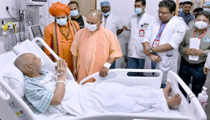 लखनऊ: मेंदाता अस्पताल पहुंचे मुख्यमंत्री योगी, महंत रामदास से की मुलकात, डॉक्टरों से जाना हाल
