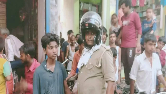 बहराइच: दिनदहाड़े घर में घुसकर चोरी कर रहे नाबालिग को पकड़कर लोगों ने बनाया बंधक, पुलिस ने लिया हिरासत में