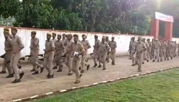 बहराइच: एसपी ने पुलिस लाइन में ली परेड की सलामी, जवानों के साथ लगाई दौड़