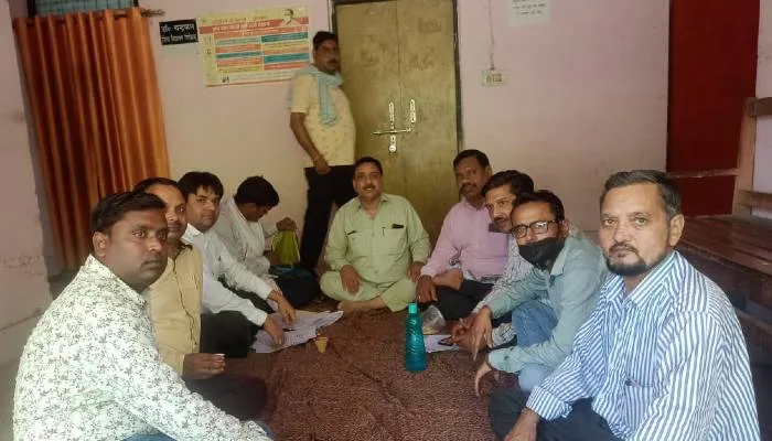 बहराइच: अप्रैल माह का वेतन रोकने से नाराज शिक्षकों ने किया प्रदर्शन, दी यह चेतावनी