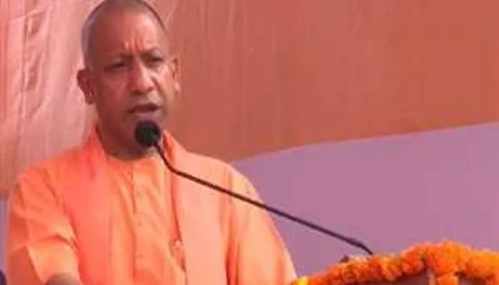 वाराणसी पहुंचे मुख्यमंत्री योगी, कहा- काशी और अयोध्या का हो रहा है एक ही तरह से विकास