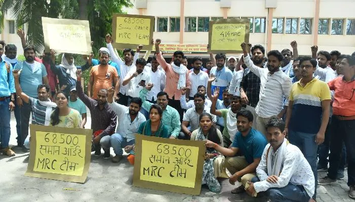 धरने पर बैठे शिक्षकों को हटाने पहुंची पुलिस के साथ हुई नोकझोंक, कोर्ट के आदेश के बाद भी भटक रहे शिक्षक