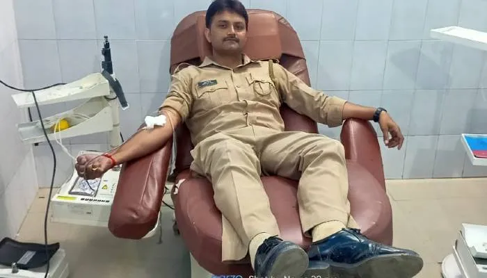बहराइच: सिपाही ने युवती को दिया ब्लड, कल होगा ऑपरेशन, चारों तरफ हो रही सराहना