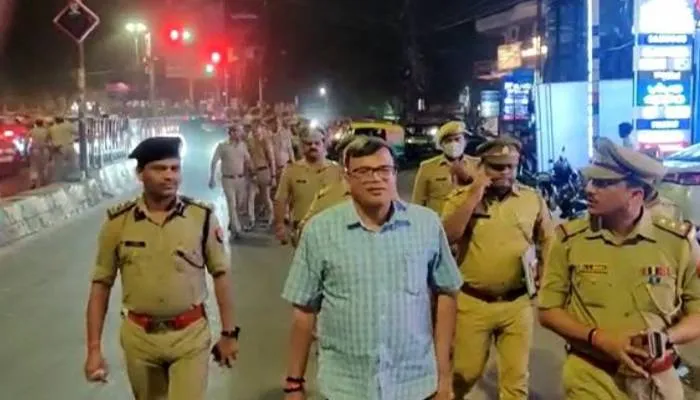 लखनऊ पुलिस कमिश्नर ने पैदल मार्च कर जांची सुरक्षा व्यवस्था, पुलिस कर्मियों को दिये उचित दिशा-निर्देश