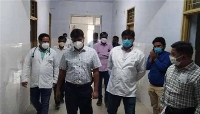 झांसी: लापरवाह स्वास्थ्य अधिकारियों पर गिरी गाज, डीएम ने अनुपस्थित कर्मचारियों का एक दिन का रोका वेतन