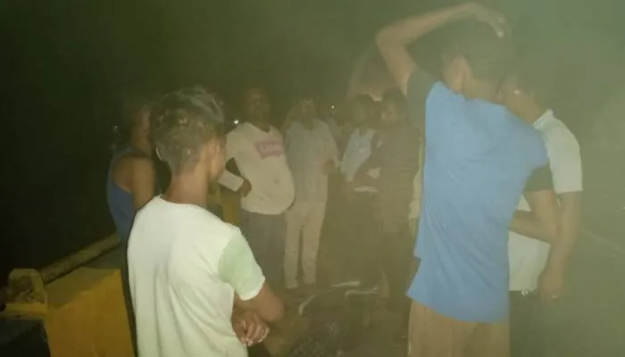 सीतापुर: ट्रैक्टर-ट्रॉली से टकराकर घायल हुआ बाइक सवार, एनएच 24 के कर्मचारियों ने पहुंचाया अस्पताल