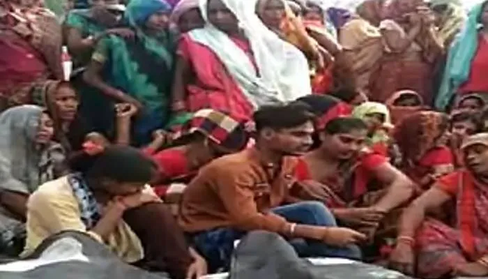 हरदोई: आर्थिक तंगी के कारण मां-बाप, दो बेटों-बहुओं और पोते का शव एक ही गड्ढे में दफनाया गया