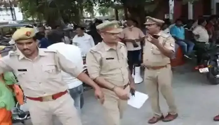 लखनऊ: पटरी दुकानदारों की दबंगई, नगर निगम की टीम के साथ कर अधिकारी को भी पीटा