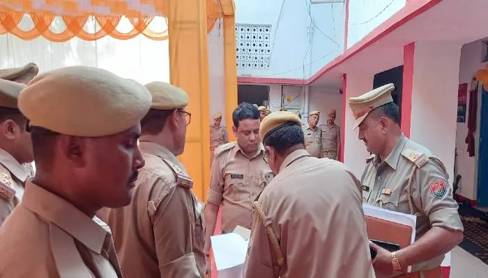 अयोध्या: एसपी के निरीक्षण में पिस्टल का लॉक नहीं खोल पाए चौकी प्रभारी
