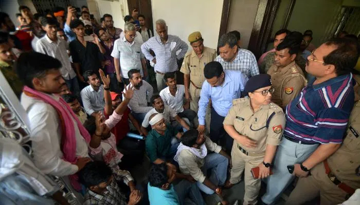प्रोफेसर के विवादित बयान से लविवि में हंगामा, विरोध में उतरे छात्र, प्रॉक्टर आफिस में बवाल, जानें क्या है पूरा मामला