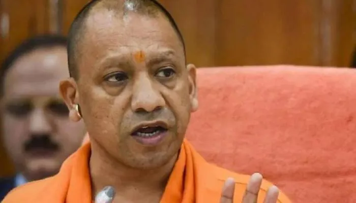 प्रशासनिक अधिकारी सकारात्मक रुख से करें कार्य : मुख्यमंत्री योगी