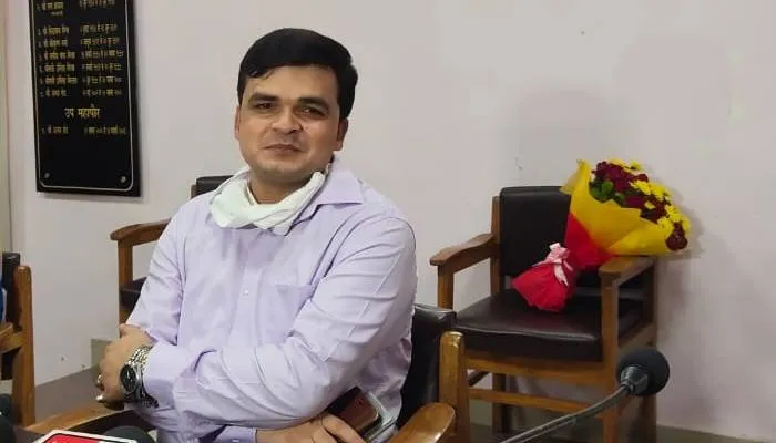 लखनऊ: नगर आयुक्त ने पार्किंग स्थलों का किया औचक निरीक्षण, बिना टिकट खड़े मिले वाहन