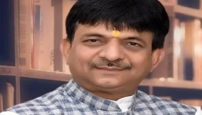 इटावा: योगी के मंत्री ने मूंगफली विक्रेता के घर किया भोजन, दिया मदद का भरोसा