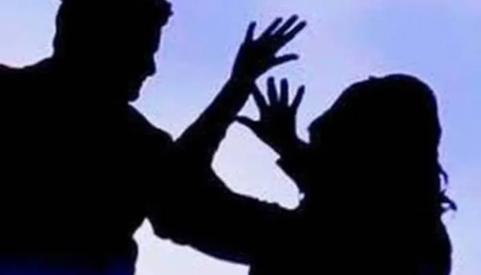 लखनऊ: नींद की दवा खिलाकर रिश्तेदार ने बीमार छात्रा को पीटा, चाकू और कैंची से किया हमला