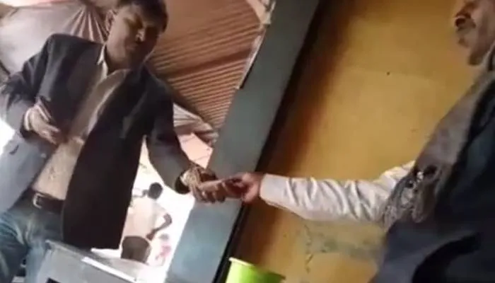 बाराबंकी: रिश्वत लेते लेखपाल का वीडियो हुआ वायरल, डीएम ने किया बर्खास्त…देखें वीडियो