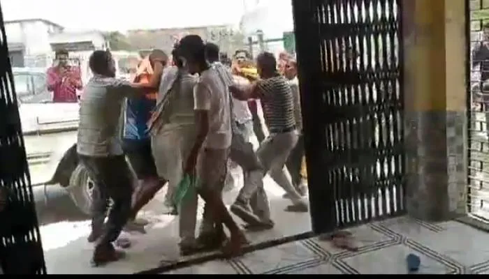 रायबरेली: निरस्त कोटे की जांच करने पहुंचे अतिरिक्त मजिस्ट्रेट के सामने जमकर हुई मारपीट