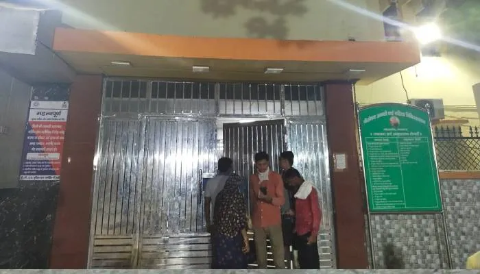 लखनऊ: नवजात की मूत्र नली खोलना भूल गये चिकित्सक, हालत बिगड़ने पर डफरिन अस्पताल पहुंचे परिजन