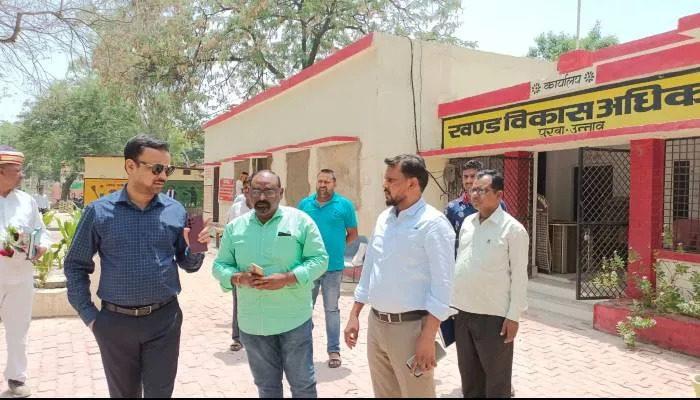 उन्नाव: सीडीओ दिव्यांशु पटेल ने पुरवा ब्लॉक का किया निरीक्षण, दिये यह निर्देश