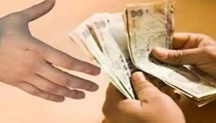 सीतापुर: 20 हजार दिये पर नहीं मिला आवास, ग्रामीण ने पंचायत सचिव पर लगाया आरोप