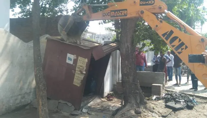 बाराबंकी: शहर के मुख्य मार्गों पर आज भी चालू रहा फुटपाथ खाली कराने का अभियान, अवैध कब्जों पर चला बुलडोजर