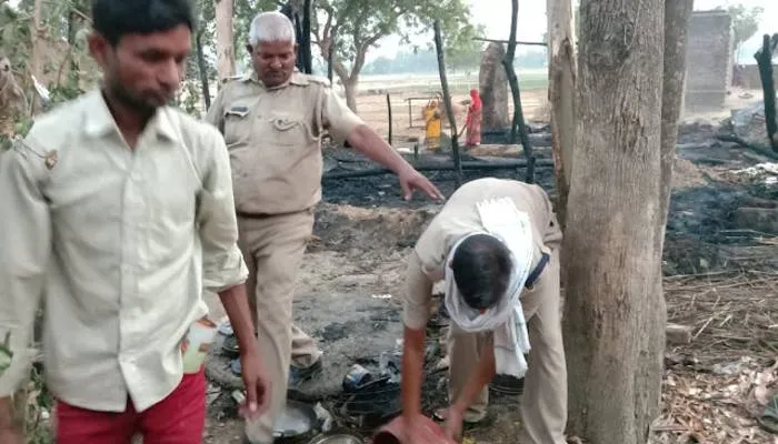 बाराबंकी: अज्ञात कारणों से लगी आग, चार घरों के सामान जलकर राख