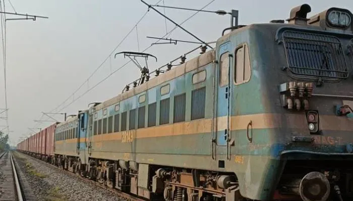 जौनपुर में मालगाड़ी से टकराया मवेशी, यातायात बाधित