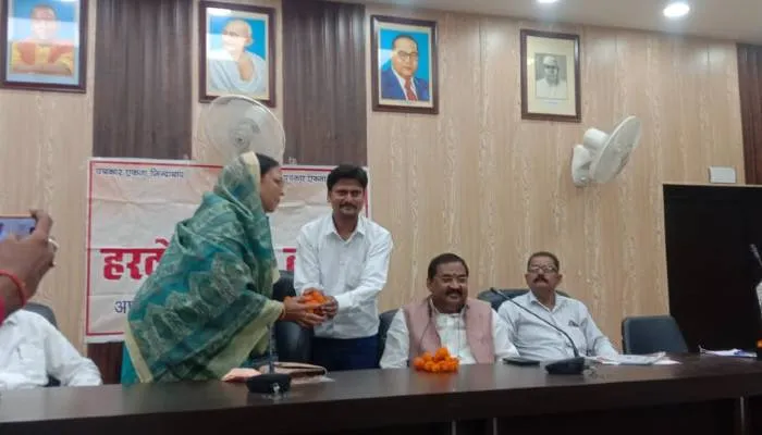 हरदोई प्रेस क्लब ने मनाया हिंदी पत्रकारिता दिवस, पत्रकारों का हुआ सम्मान