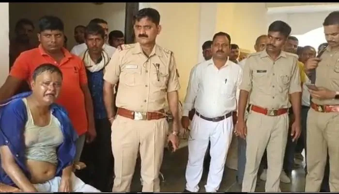 सीतापुर: एसडीएम कार्यालय के सामने युवक ने किया आत्मदाह का प्रयास, बिजली विभाग के जेई पर लगाया संगीन आरोप