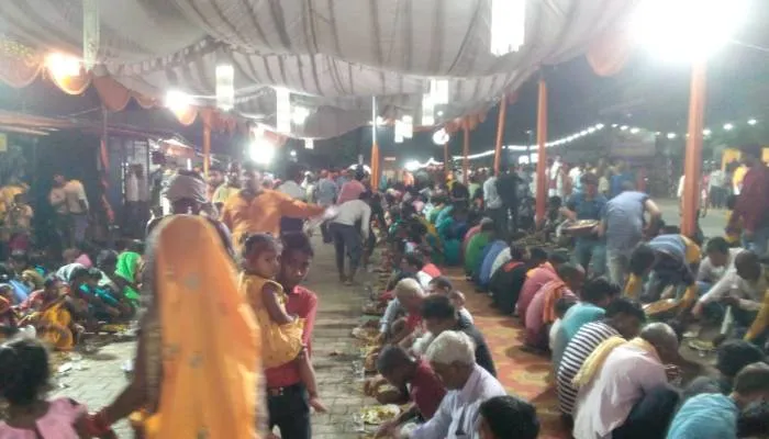 बाराबंकी: एक साथ परिणय सूत्र में बंधे 35 जोड़े, सांसद ने बरसाए फूल