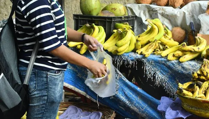 लखनऊ: प्रतिबंधित पॉलीथिन शहर के लिये बना संकट, दुकानों पर खुलेआम हो रहा प्रयोग