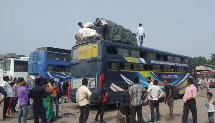 लखनऊ: डग्गामार बस में जगह 44 की, निकले 140 यात्री, नजारा देख दंग चेकिंग अधिकारी
