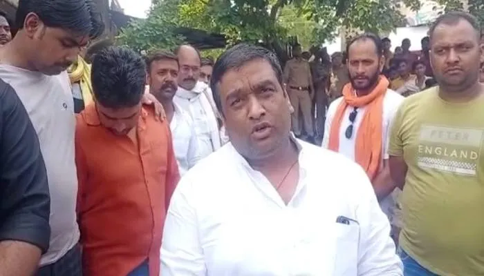 उन्नाव: समर्थक का निर्माण तोड़ने पहुंचे लोक निर्माण विभाग के अधिकारियों को विधायक ने रोका, लगाया यह आरोप
