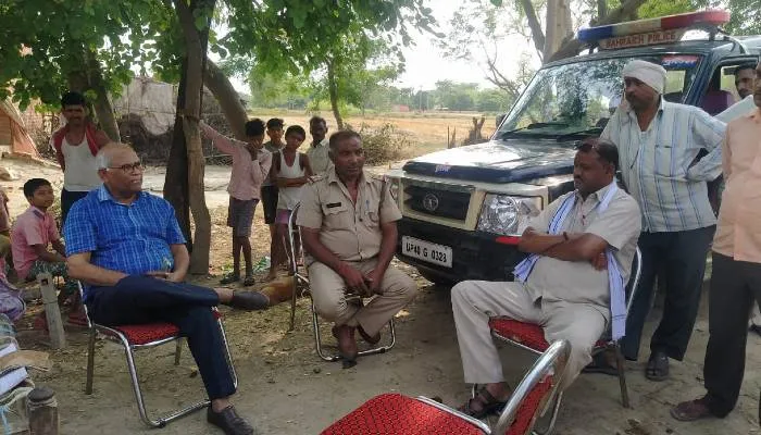 बहराइच: जमीनी विवाद में हथियारों से लैस दबंगों ने गिराया गरीब का घर, पुलिस ने शुरू की जांच