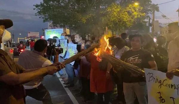 Sri Lanka Crisis : श्रीलंका में विरोध प्रदर्शन जारी, प्रदर्शनकारियों ने अब तक 50 से अधिक नेताओं के घर फूंके