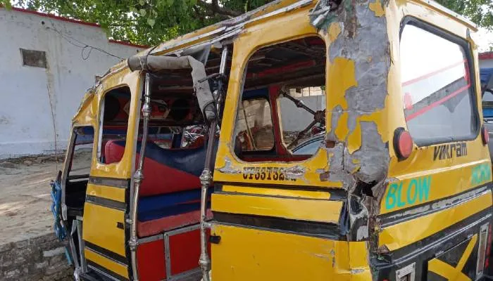 बाराबंकी: ट्रक ने टेम्पो में पीछे से मारी जोरदार टक्कर, आठ घायल, पांच की हालत गंभीर