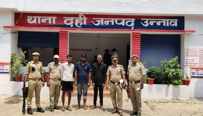 उन्नाव: फर्जी नंबर प्लेट लगाकर सीमेंट की हेराफेरी करने वाले तीन लोगों को पुलिस ने किया गिरफ्तार
