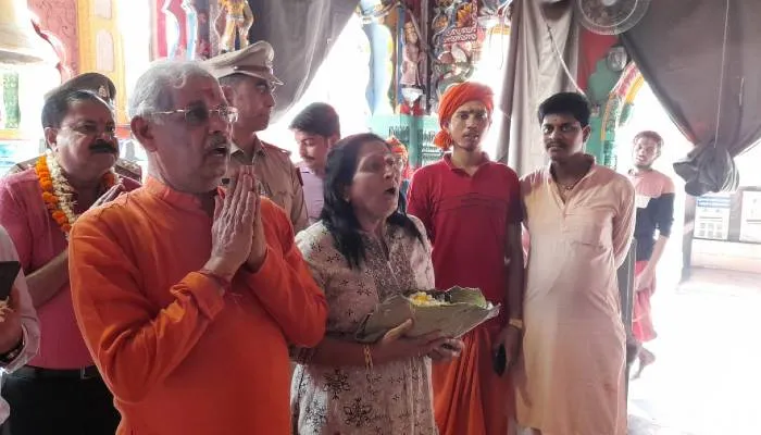 हिमाचल प्रदेश के राज्यपाल ने पत्नी के साथ किये रामलला के दर्शन, कहा- अयोध्या की तरह सुलझेगा काशी और मथुरा का मसला