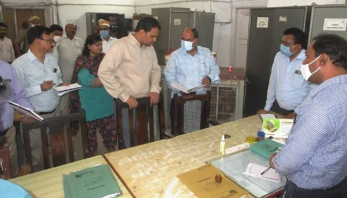 सीतापुर: कलेक्ट्रेट का डीएम ने किया औचक निरीक्षण, दिये यह निर्देश