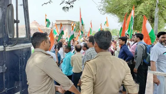 सहारा प्रमुख के खिलाफ लखनऊ में जोरदार प्रदर्शन, निवेशक और एजेंट ने की सरकार से बुलडोजर चलाने की मांग