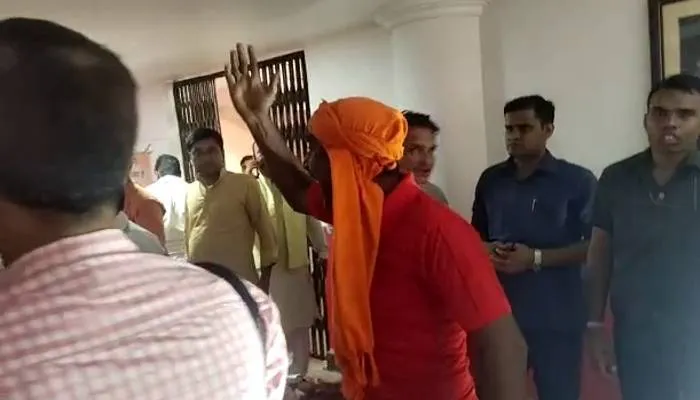 भाजपा कार्यसमिति की बैठक के दौरान पानी पीने से रोक तो भड़क गया शख्स, उप मुख्यमंत्री से करने लगा शिकायत