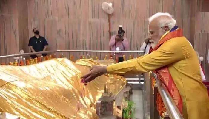 प्रधानमंत्री मोदी पहुंचे कुशीनगर, महापरिनिर्वाण स्तूप में की पूजा-अर्चना